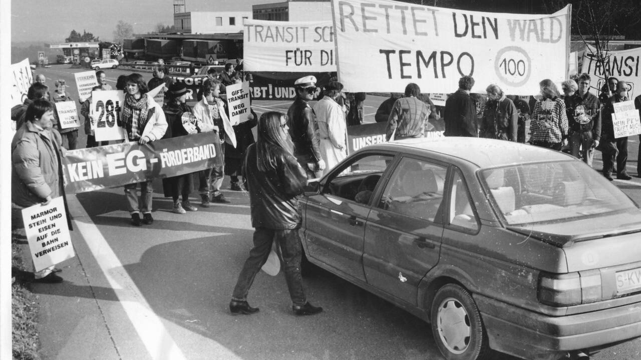 Lange vor den Klimaklebern: 1991 blockierten Demonstranten am Walserberg die Autobahn. Sie protestierten gegen den immer stärker werdenden Transitverkehr und forderten Tempo 100. Lange vor den Klimaklebern: 1991 blockierten Demonstranten am Walserberg die Autobahn. Sie protestierten gegen den immer stärker werdenden Transitverkehr und forderten Tempo 100.