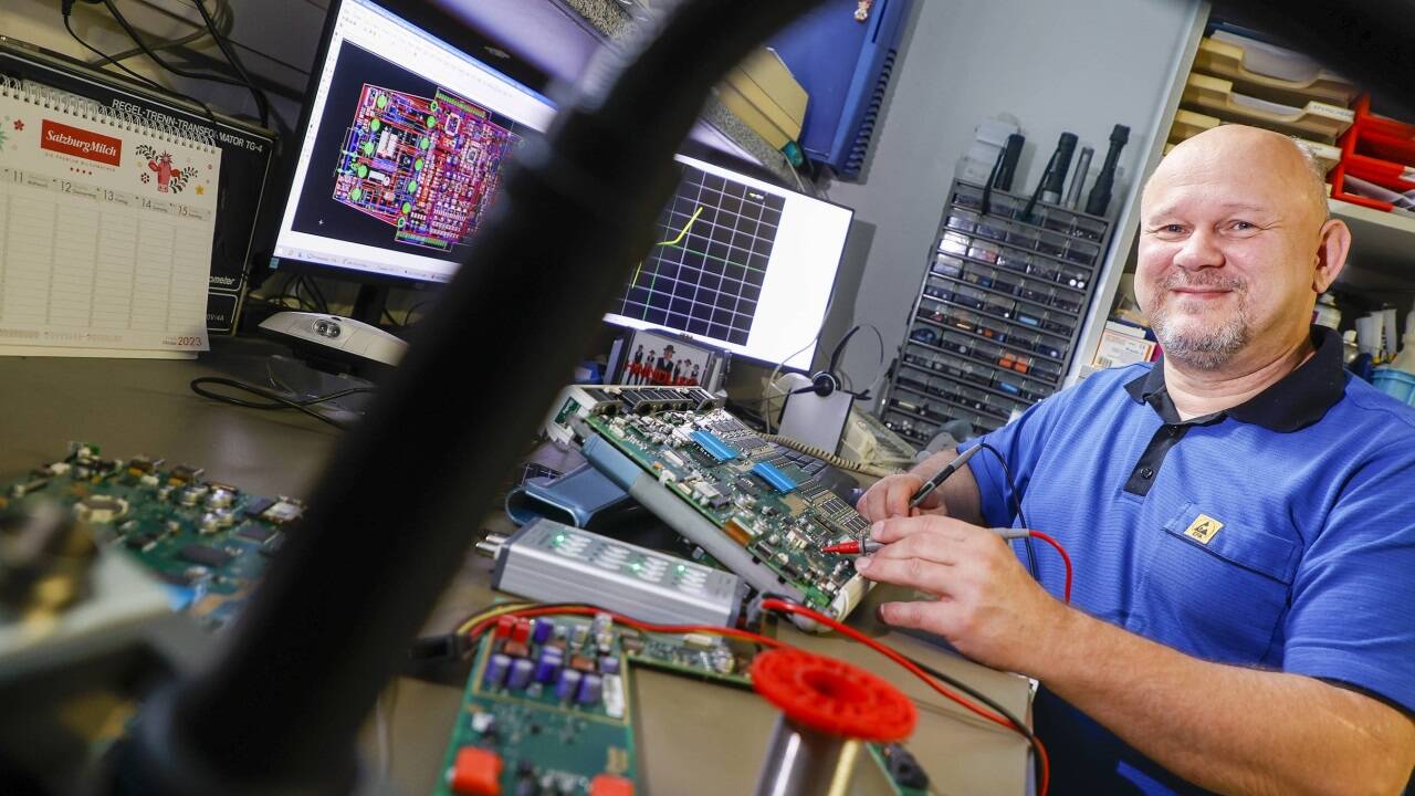 Wolfram Haider in seiner Werkstatt im Keller des Techno Z 1 in Salzburg-Itzling. Vor 30 Jahren hat er seine Firma „Hardware Service Haider“ gegründet.  