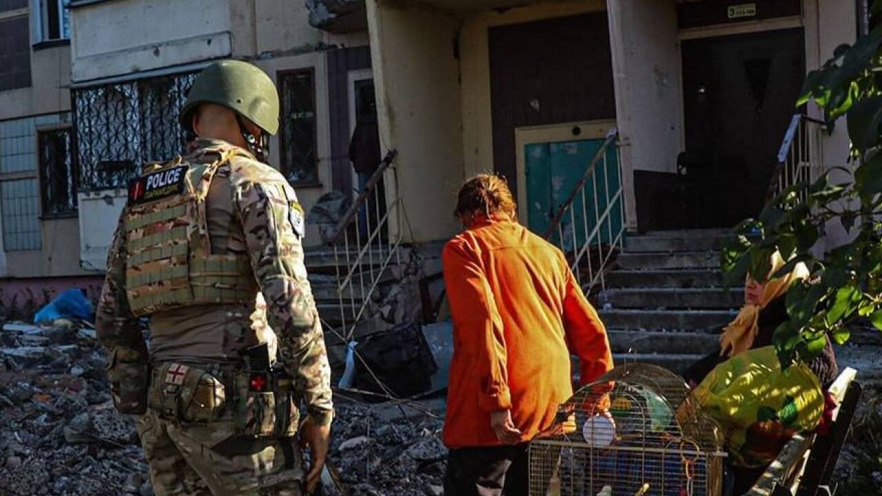 Im schwer umkämpften Awdijiwka werden noch verbliebene Zivilisten in Sicherheit gebracht. Im schwer umkämpften Awdijiwka werden noch verbliebene Zivilisten in Sicherheit gebracht.