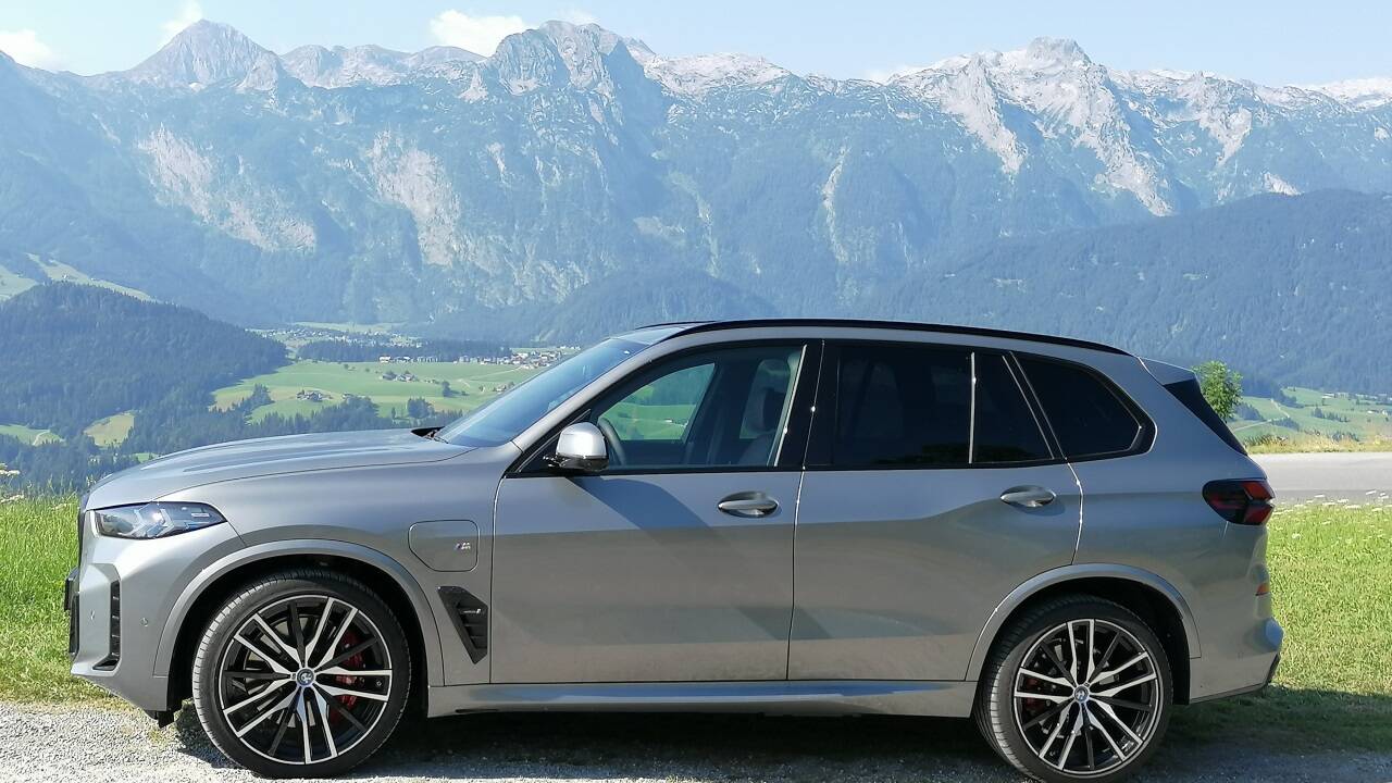 Ein BMW X5 mit Hybrid-Antrieb. 