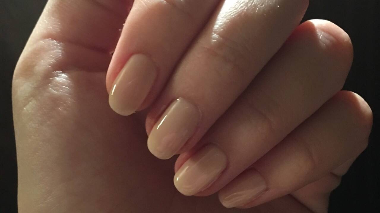 Die Nagellackfarbe Nude darf in diesem Fall in keinem Badezimmer mehr fehlen.  