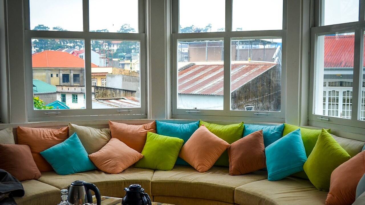 Kissen auf dem Sofa verleihen dem Wohnraum eine gemütliche Atmosphäre. 