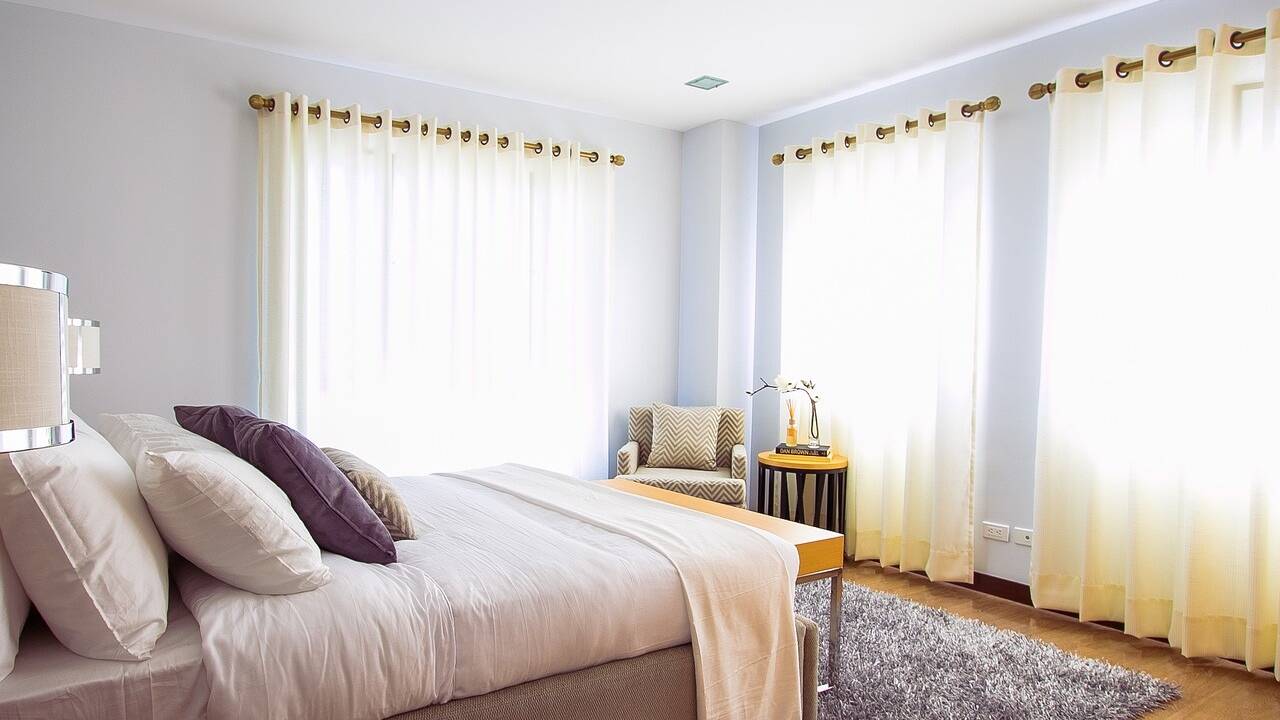 Auf Vorhänge sollte man auf keinen Fall verzichten.  