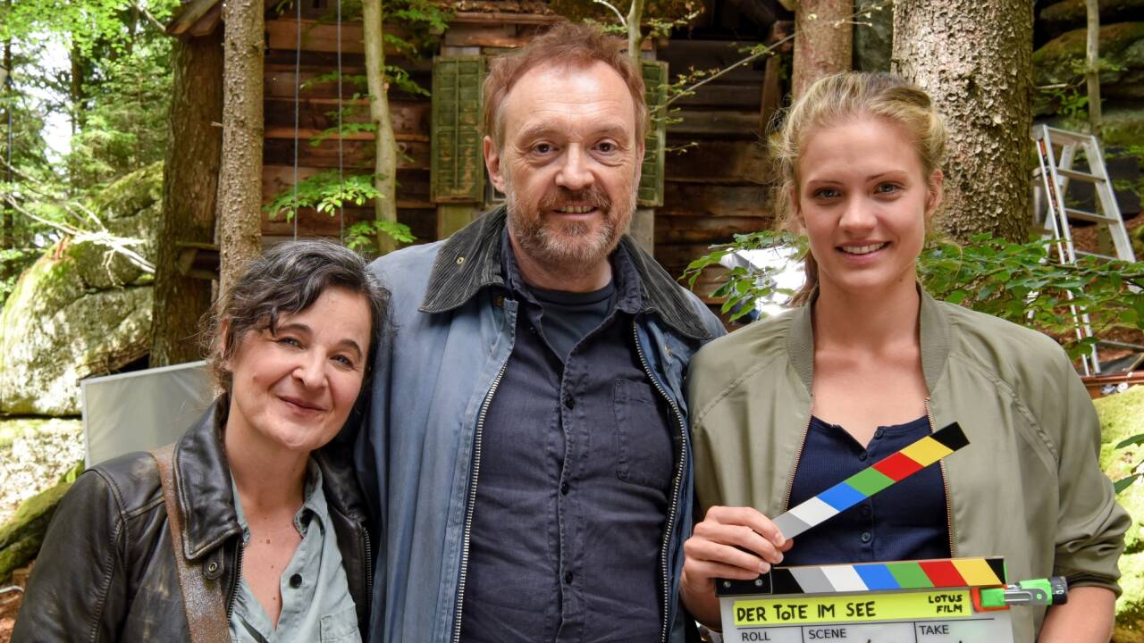 Miriam Fussenegger (rechts) mit Maria Hofstätter und Josef Hader bei den Dreharbeiten zum neuen „Landkrimi“ im oberösterreichischen Windhaag, nahe der tschechischen Grenze. 