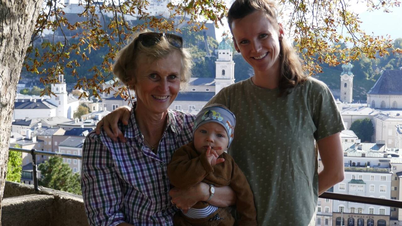Monika Bruckmoser mit Tochter Christina und Enkerl Moritz am Kapuzinerberg. Eine der Touren führt über diesen Salzburger Stadtberg – vom Sebastiansfriedhof bis zur Zweig-Villa. 