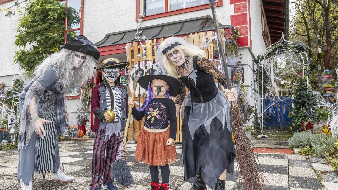 Die Vorbereitungen für Halloween sind fast abgeschlossen: Brigitte Santner mit Tochter Rita und den Enkelkindern Linus und Maily.  