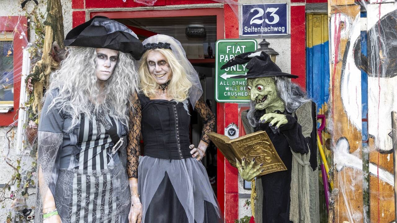 Brigitte Santner und Tochter Rita im Halloween-Kostüm. Vor der Haustüre hält eine sprechende Hexe die Stellung.  