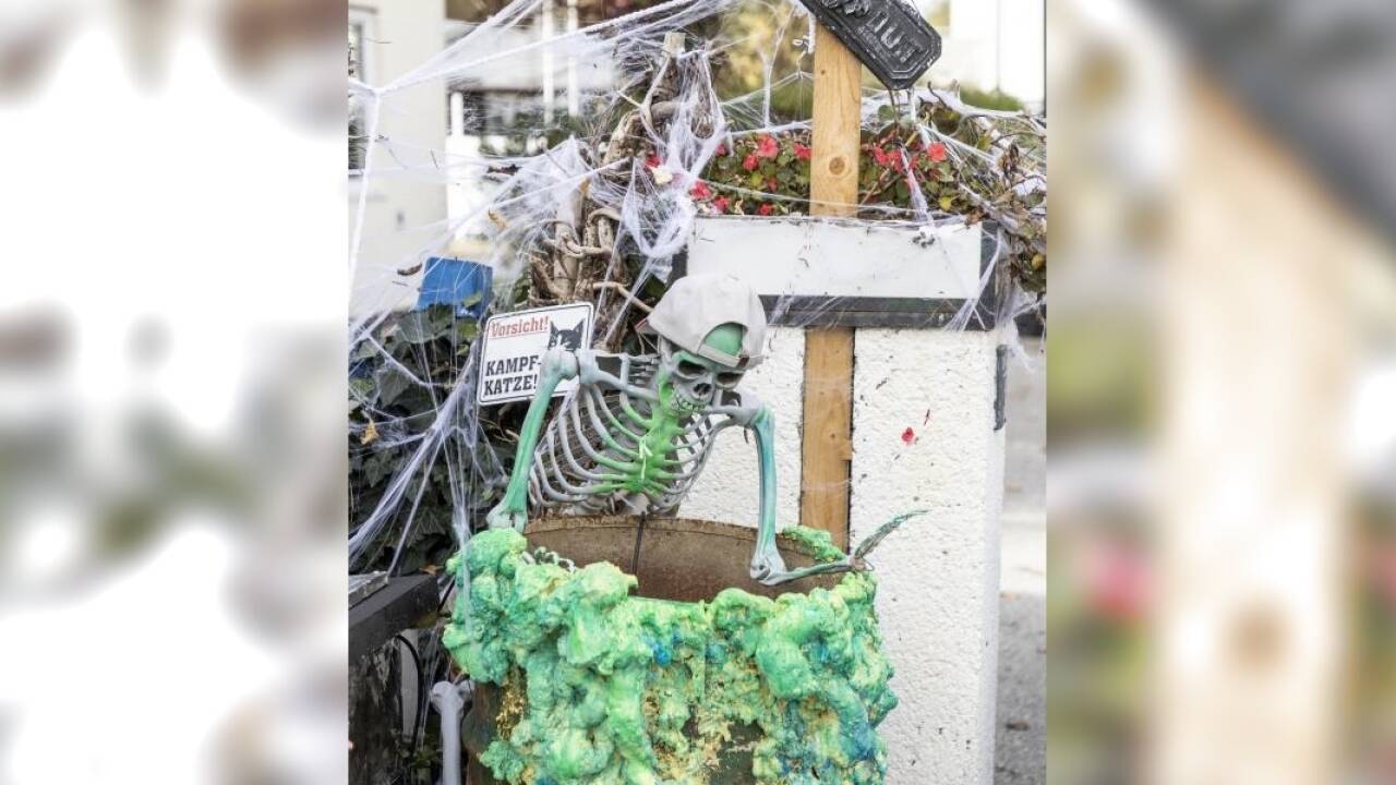 Am 31. Oktober hat dieses Skelett Premiere: Es speit fluoreszierendes Wasser in eine Tonne.  
