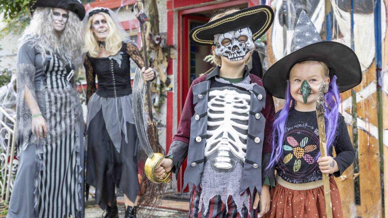 Brigitte Santner mit Tochter Rita und den Enkelkindern Linus und Maily.  