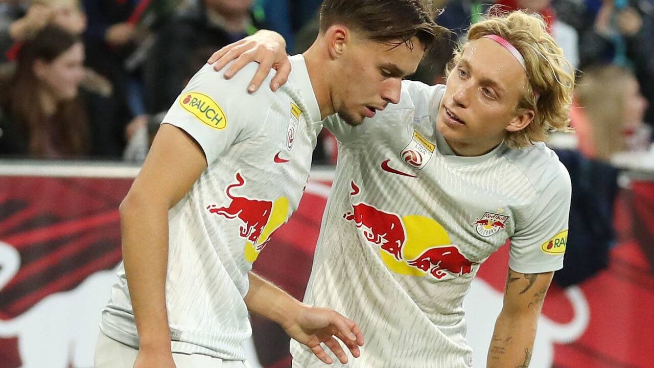 Amar Dedic (l.) brachte Salzburg in Führung, wollte aber nicht öffentlich jubeln. 