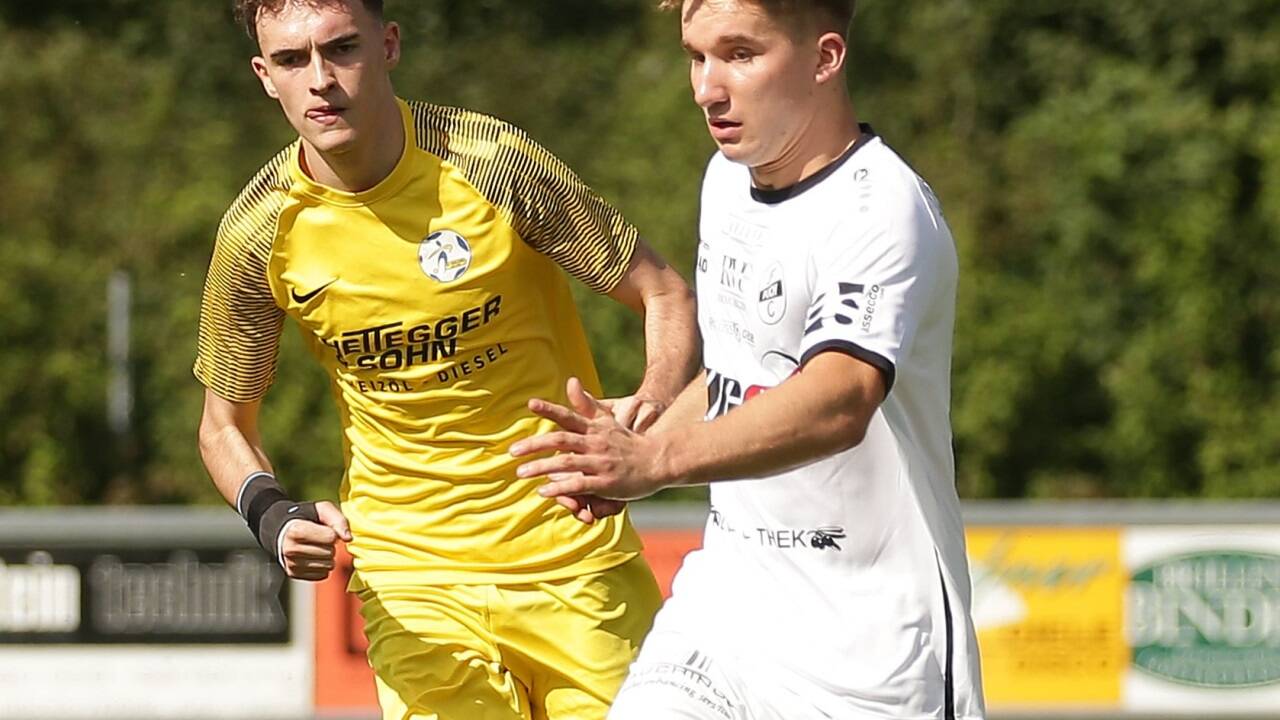 Müssen nach unten schielen: Puchs Sebastian Hölzl (rechts) und die Gollinger um Lukas Poindl.  