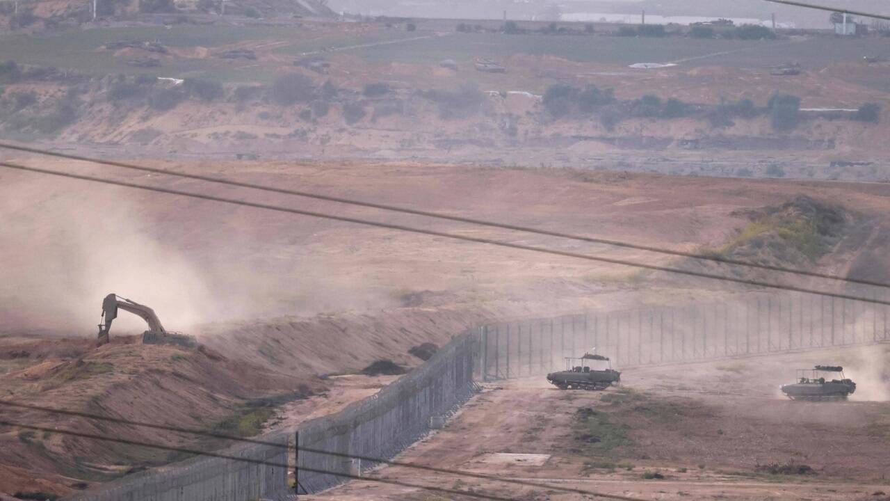 Israelische Panzer fahren über die Grenze nach Gaza. 