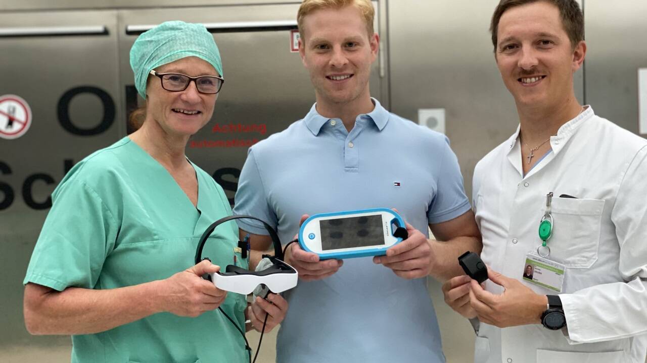 Anästhesiepflegerin Lydia Brandstätter, PMU-Student Felix Altenberger und Anästhesist Maximilian Jakobs mit der Videobrille. Anästhesiepflegerin Lydia Brandstätter, PMU-Student Felix Altenberger und Anästhesist Maximilian Jakobs mit der Videobrille.