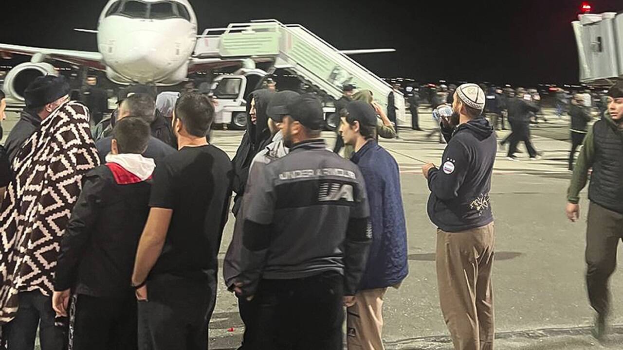 In Machatschkala, der Hauptstadt Dagestans, wurden Flugzeuge von einem wütenden Mob belagert und nach Juden gesucht.  