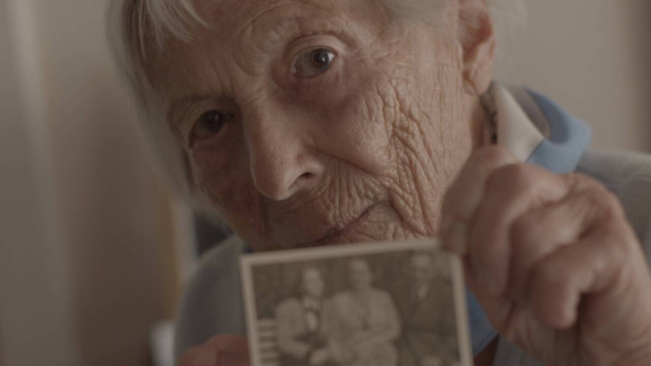 Eindrucksvoll mahnende Zeitzeugin in einem Film über Hitlers Geburtsort: Lea Olczak, die 1967 als Sozialdemokratin in Braunau Bürgermeisterin wurde und in der Nazizeit polnische Zwangsarbeiter unterstützte. Eindrucksvoll mahnende Zeitzeugin in einem Film über Hitlers Geburtsort: Lea Olczak, die 1967 als Sozialdemokratin in Braunau Bürgermeisterin wurde und in der Nazizeit polnische Zwangsarbeiter unterstützte.