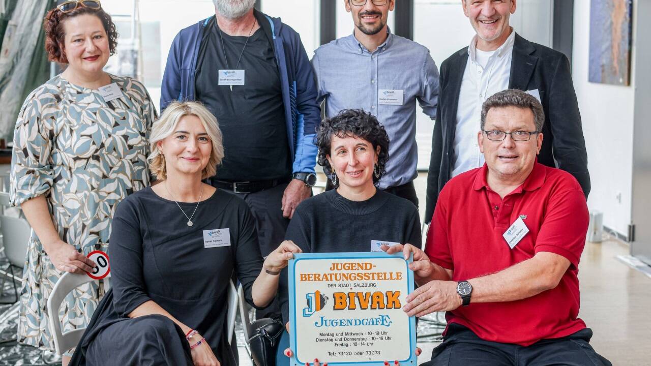 Im Bild h. v. l.: Nicole Modl, Josef Baumgartner, Stefan Ehammer, bivak.mobil-Leiter Pavo Janjic-Baumgartner und vorne Sarah Tantula, Angelika Plankensteiner und Christian Schedle. 