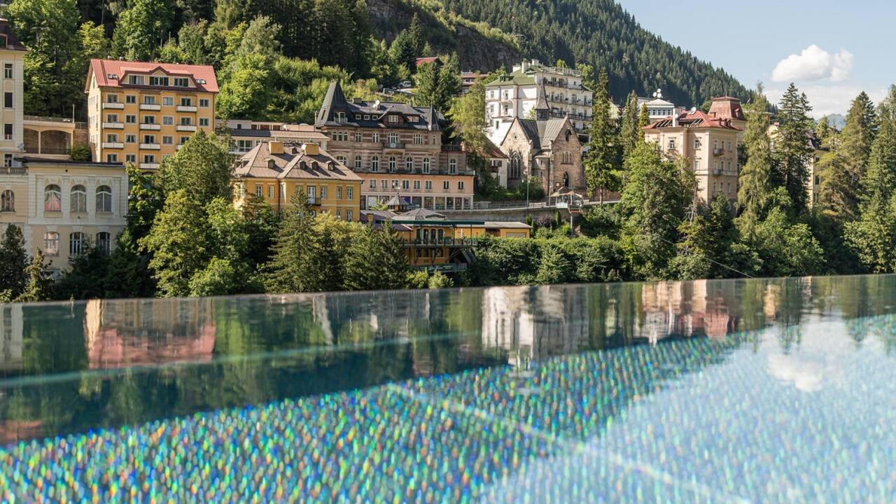 Über den Dächern revitalisierter Hotels, wie hier auf dem Grand Hotel Straubinger, lockt Badevergnügen. 