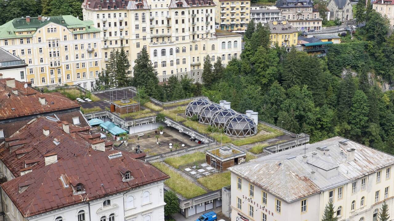 Zwischen den Hotels steht das Kongresshaus (Mitte) noch immer leer. 