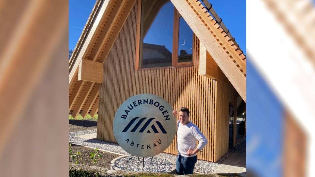 Untergrubbauer Georg Buchegger vor dem neuen, modernen Bauernbogen in Abtenau.   Untergrubbauer Georg Buchegger vor dem neuen, modernen Bauernbogen in Abtenau.