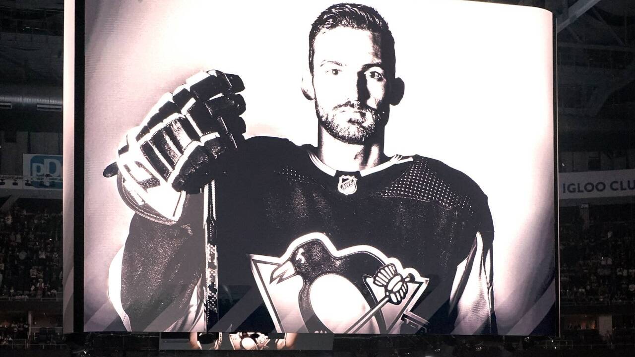 In Pittsburghs Eishockeystadion wurde an Adam Johnson erinnert. 