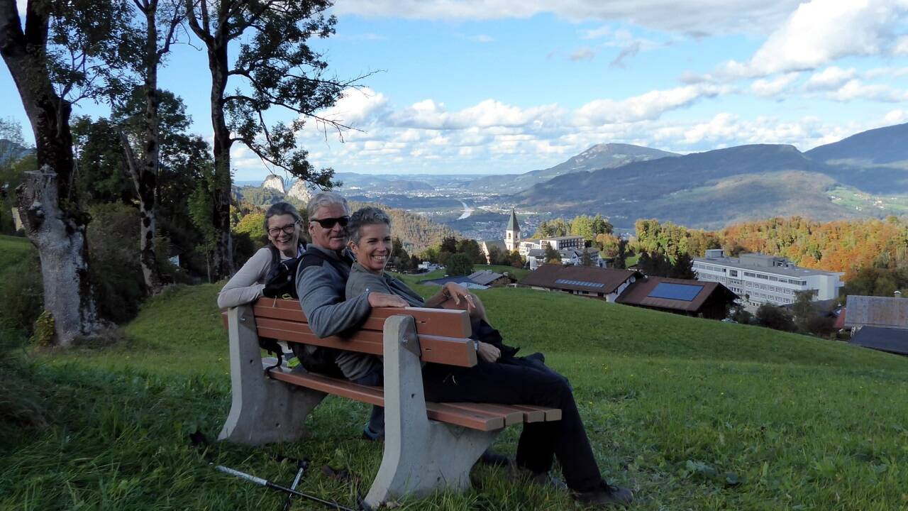 Ein erlesener Rastplatz mit Blick über Bad Dürrnberg und die Barmsteine Richtung Stadt Salzburg. 