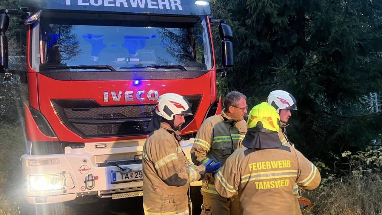 Ein Bild von Donnerstagnachmittag: Der Absturzort liegt im unwegsamen Gelände. 