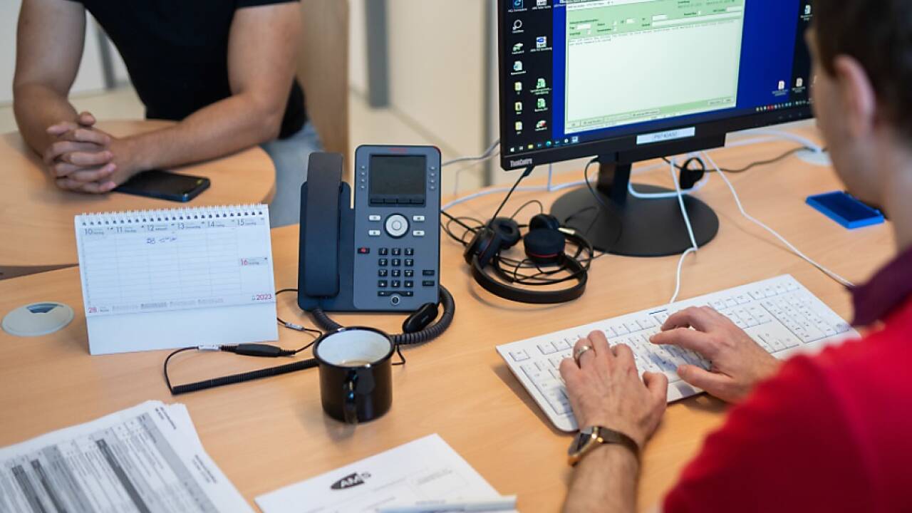 Beratungsgespräch beim Arbeitsmarktservice (gestellte Szene) 