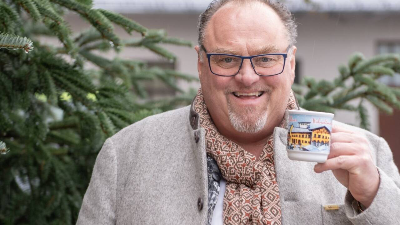Matthäus Leitner mit den neu gestalteten Haferln, auf denen die Alte Saline auf der Pernerinsel prangt. Matthäus Leitner mit den neu gestalteten Haferln, auf denen die Alte Saline auf der Pernerinsel prangt.