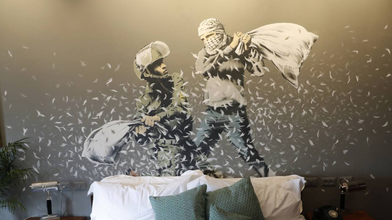Ein Wandbild in Banksys „Walled Off“-Hotel.  