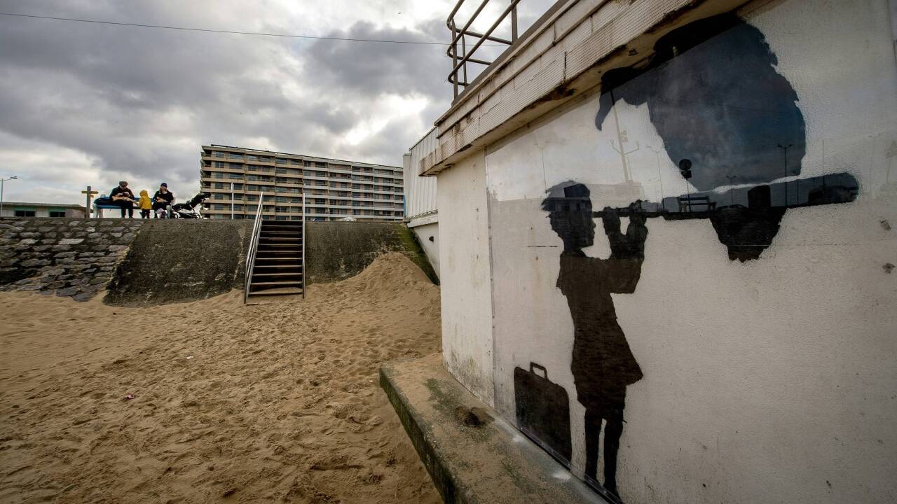 Ein Kind mit einem Teleskop, auf dem ein Geier sitzt. Das Bild im Lager von Calais soll auf die Situation der Flüchtlinge aufmerksam machen. 