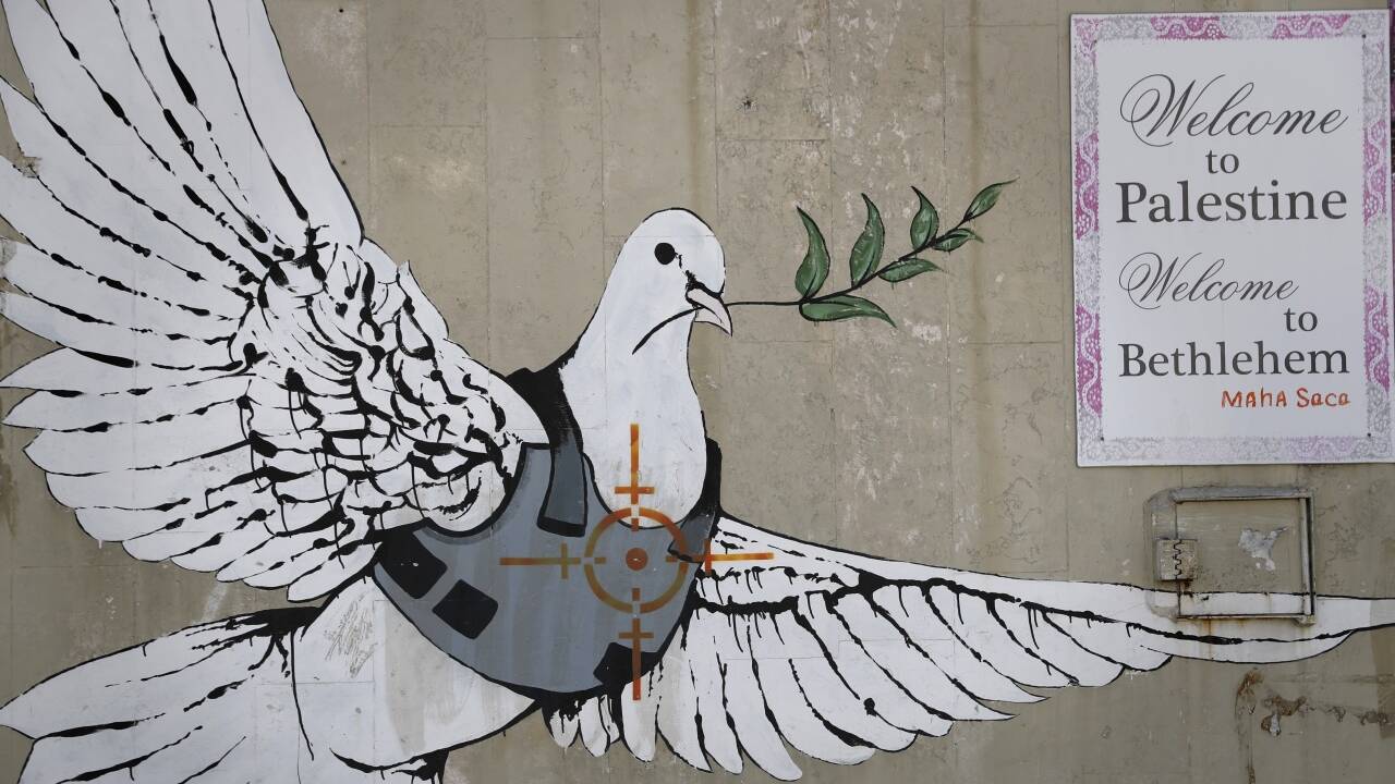 Ein anderes Graffiti in Bethlehem zeigt eine Friedenstaube mit kugelsicherer Weste. 