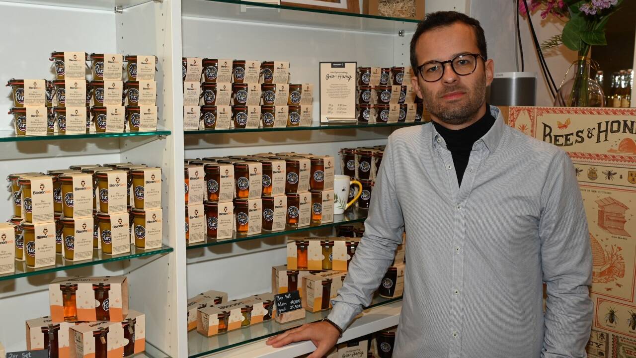 Obmann Daniel Pfeifenberger im Geschäft von Bienenlieb in der Salzburger Dreifaltigkeitsgasse.  