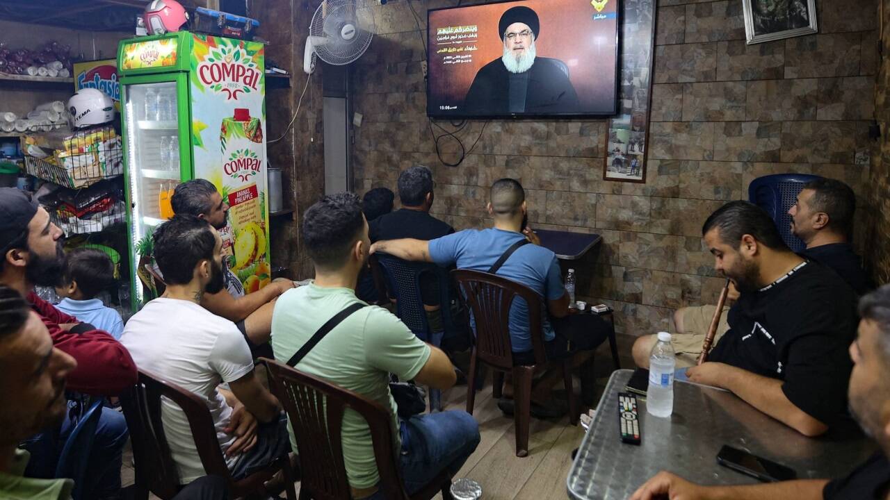 Mit großem Interesse wurde im Libanon, wie hier in einem Café, die Rede von Hisbollah-Chef Hassan Nasrallah verfolgt . Mit großem Interesse wurde im Libanon, wie hier in einem Café, die Rede von Hisbollah-Chef Hassan Nasrallah verfolgt .