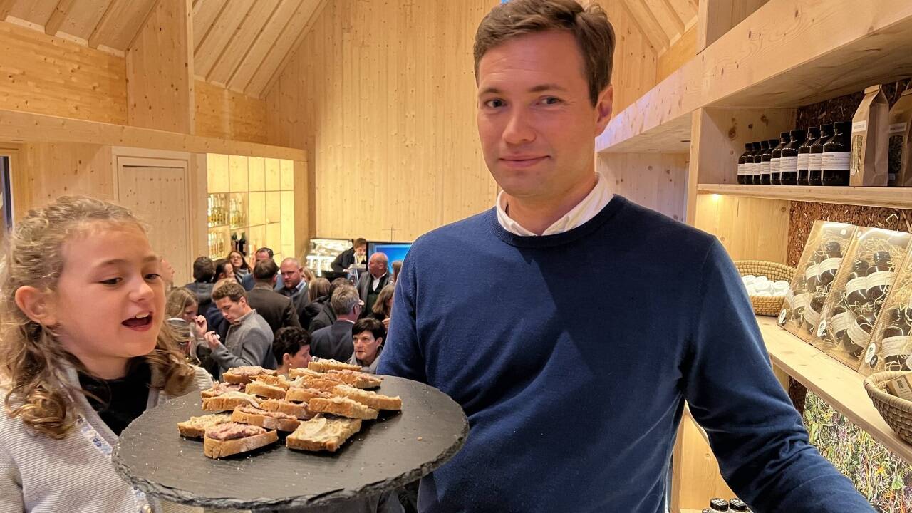 Fabian Schroeder verwöhnt die Gäste mit Verhackertem und Grammelschmalzbroten.   Fabian Schroeder verwöhnt die Gäste mit Verhackertem und Grammelschmalzbroten.