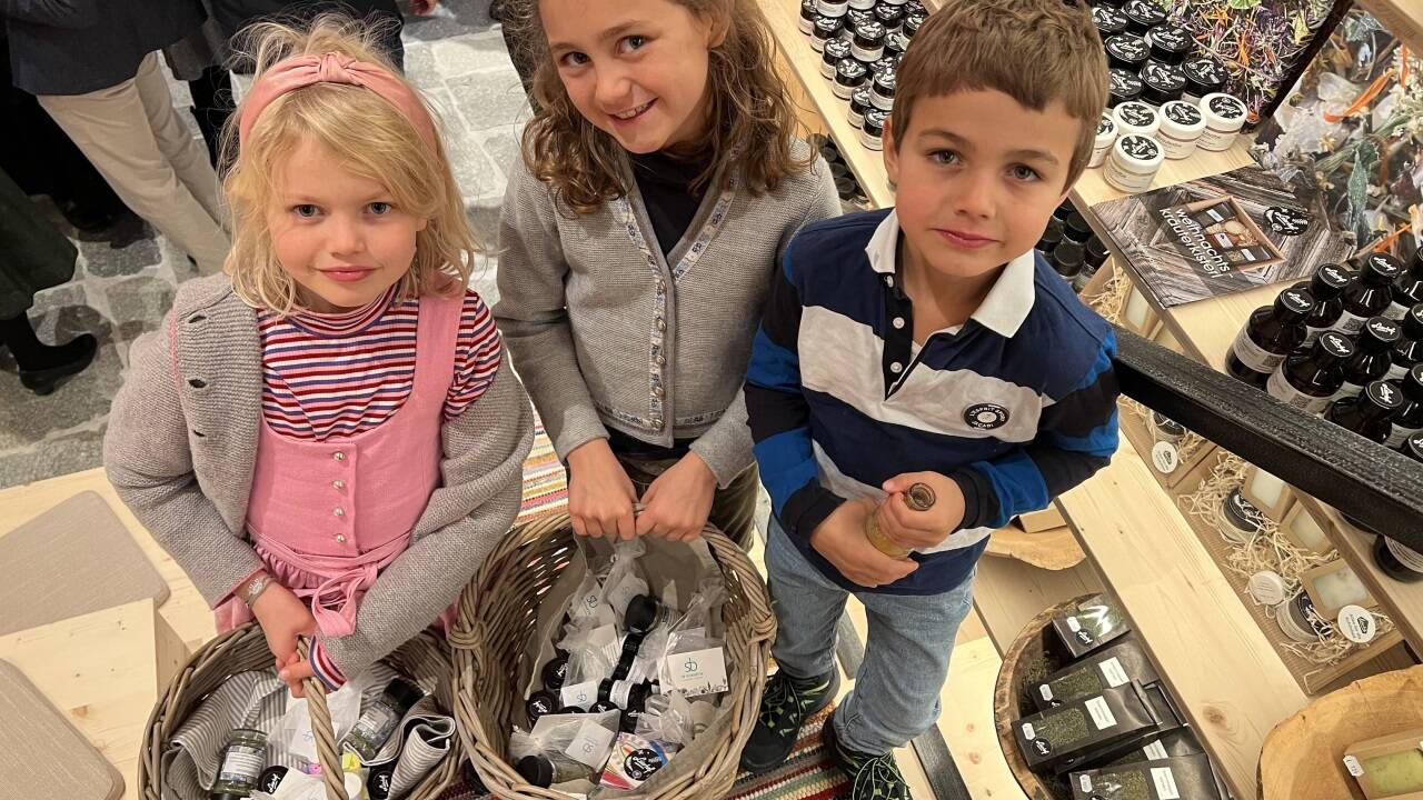 Valerie, Pippilotta und Moritz verteilen kleine Geschenke vom Leierhof.   Valerie, Pippilotta und Moritz verteilen kleine Geschenke vom Leierhof.