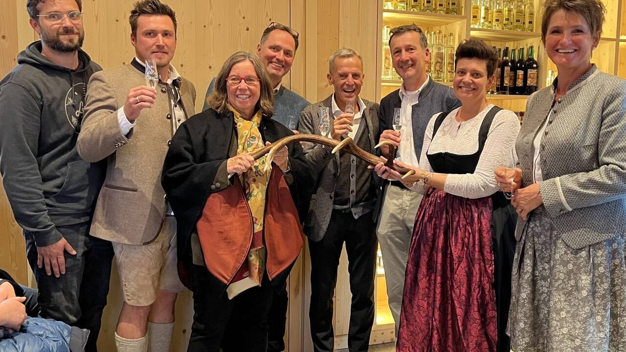 Bauernbogen Team: vl Constantin Scherer (Leierhof), Georg Buchegger (GF und Untergrubbauer), Renée Schroeder (Leierhof), Hans Buchegger (Möselberghof), Georg Bachler (Bachler Team), Matthias Quehenberger (Kainhofbauer und Sprecher des ehemaligen Bauernmarktes) und Caroline Auer (Kohlhof).   Bauernbogen Team: vl Constantin Scherer (Leierhof), Georg Buchegger (GF und Untergrubbauer), Renée Schroeder (Leierhof), Hans Buchegger (Möselberghof), Georg Bachler (Bachler Team), Matthias Quehenberger (Kainhofbauer und Sprecher des ehemaligen Bauernmarktes) und Caroline Auer (Kohlhof).