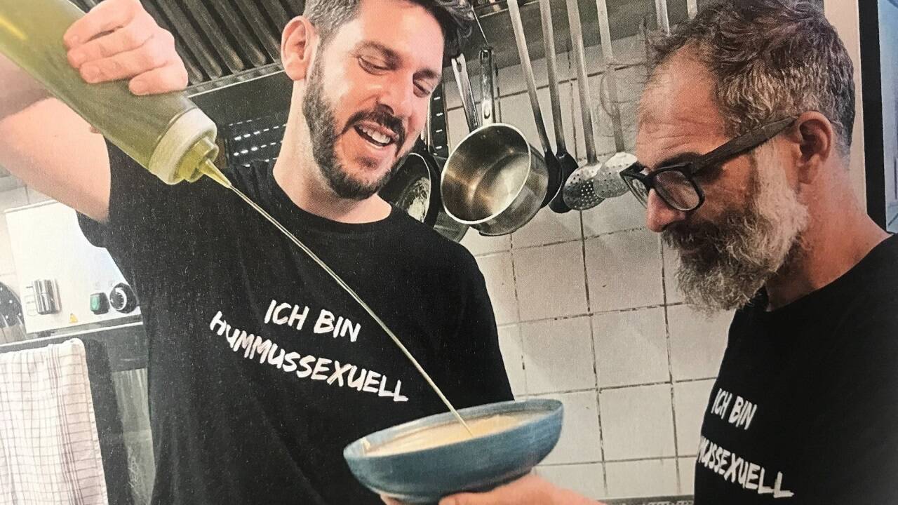„Hummus hat die Kraft, uns alle näher zusammenzubringen“: Der Israeli Oz Ben David und der Palästinenser Jalil Dabit.  „Hummus hat die Kraft, uns alle näher zusammenzubringen“: Der Israeli Oz Ben David und der Palästinenser Jalil Dabit.