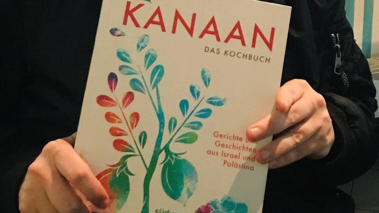Ein Kochbuch nicht nur mit Rezepten fürs Essen und Trinken, sondern mit Rezepten für das Leben. „Erste Lektion: Essen hilft beim Verzeihen und verbindet.“  Ein Kochbuch nicht nur mit Rezepten fürs Essen und Trinken, sondern mit Rezepten für das Leben. „Erste Lektion: Essen hilft beim Verzeihen und verbindet.“