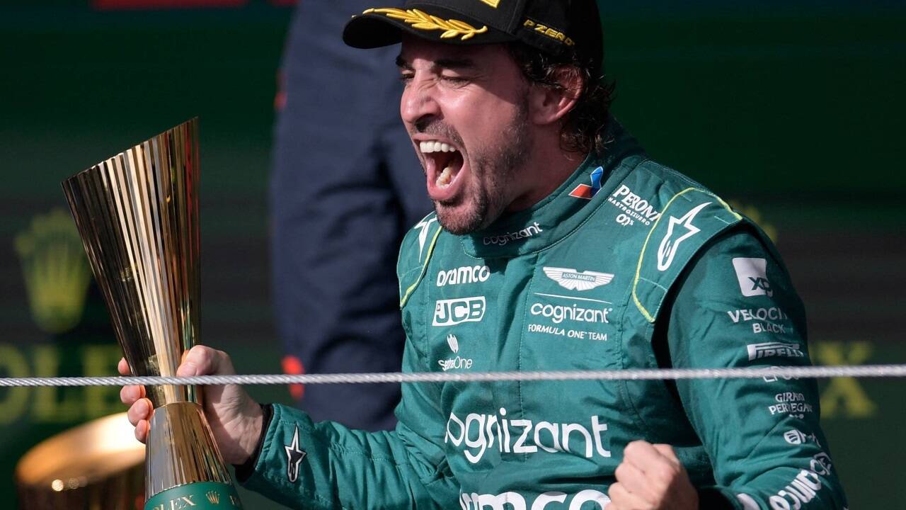 Fernando Alonso ließ seinen Emotionen bei der Siegerehrung freien Lauf. 