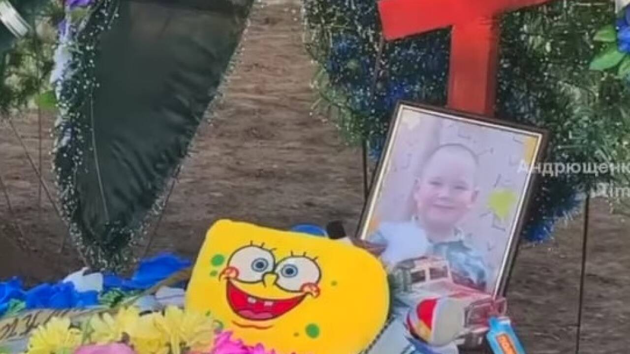 Spielsachen auf den Gräbern der getöteten Kinder.  