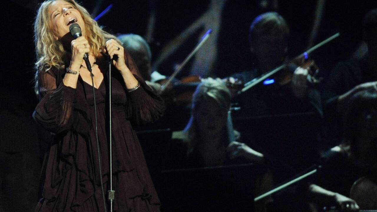 Barbra Streisand auf der Bühne. 