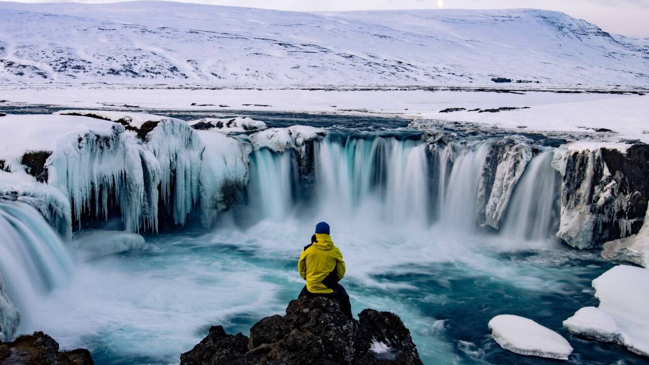 Der berühmte Goðafoss-Wasserfall: auch im Winter bestaunenswert.  