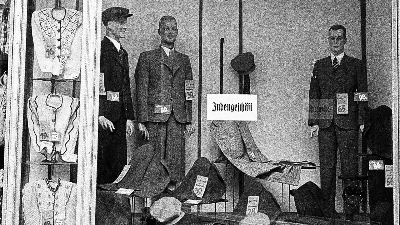 Die Auslage eines Salzburger Modegeschäfts in der Altstadt.  