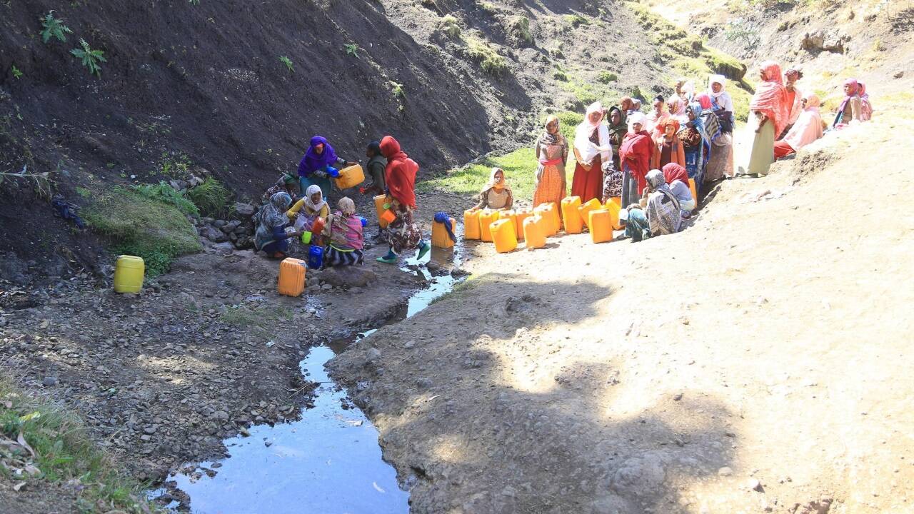 Ungeschützte Wasserstelle in Albuko. Frauen und Mädchen sind traditionell für das Wasserholen zuständig. Dabei müssen sie oft kilometerlange Strecken zurücklegen.  