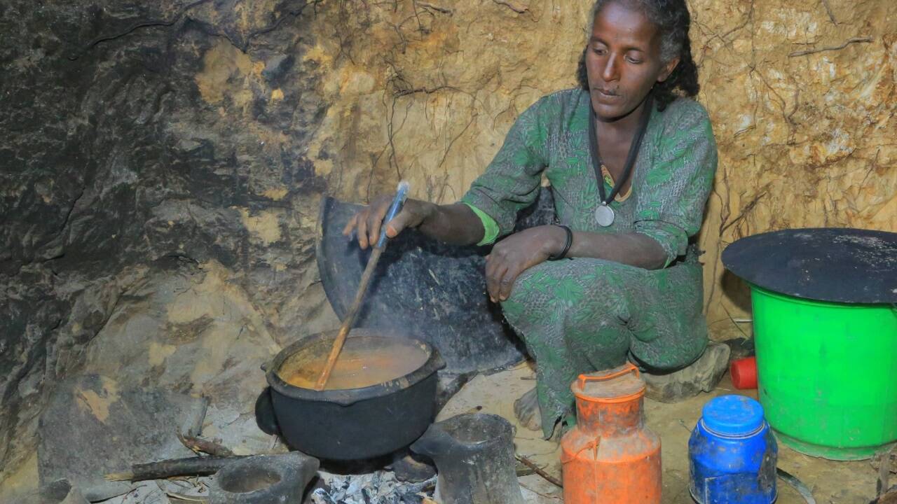 Traditionelle Kochstelle einer Familie in Albuko. Kochen auf offenem Feuer benötigt viel Brennmaterial. Nun bekommen 1000 Haushalte holzsparende Öfen.  