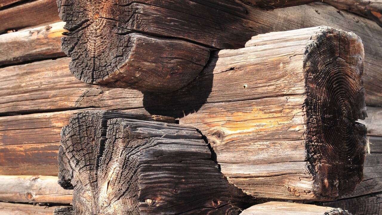 Holzverarbeitung bei einer alten Hütte.  Holzverarbeitung bei einer alten Hütte.