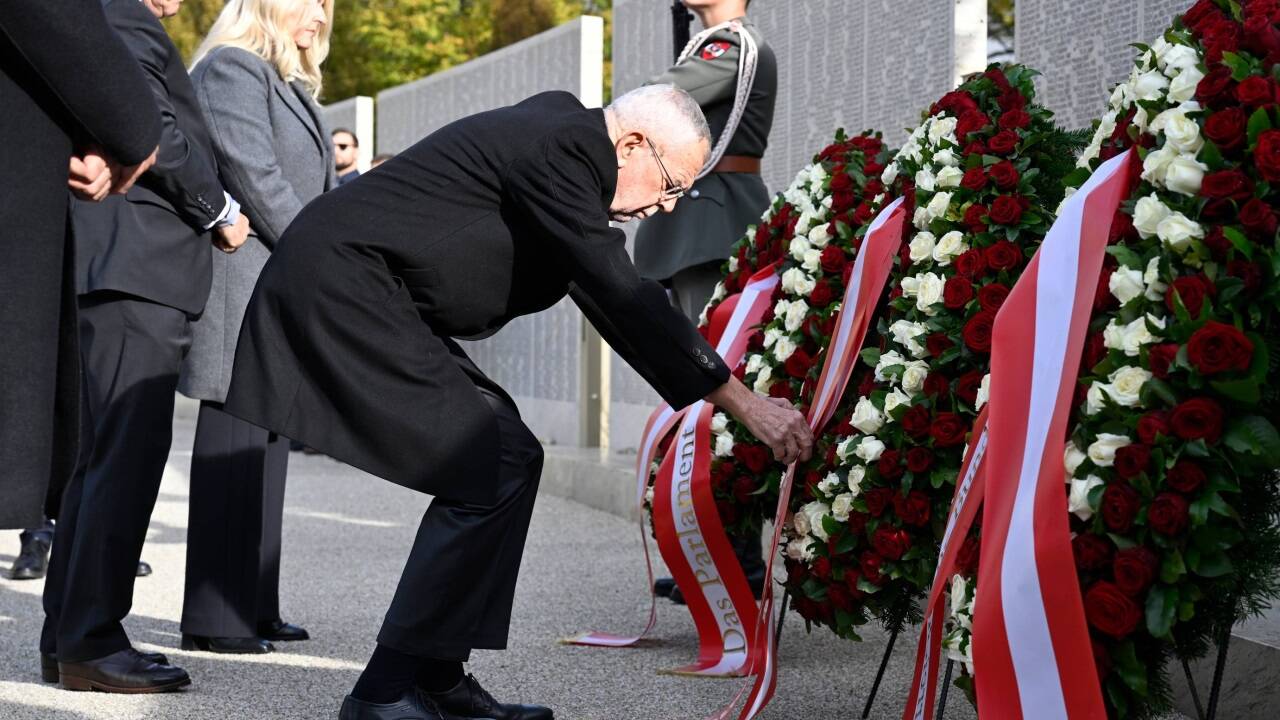 Am Donnerstagvormittag fand die Kranzniederlegung an der Shoah-Namensmauern-Gedenkstätte durch Bundespräsident Alexander Van der Bellen und Vertreter der Parlamentsfraktionen statt.  