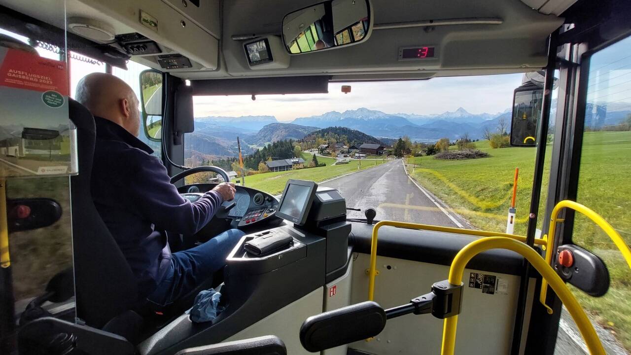 Busfahrt in der Linie 151 vom Gaisberg talwärts kurz vor der Zistelalm. 