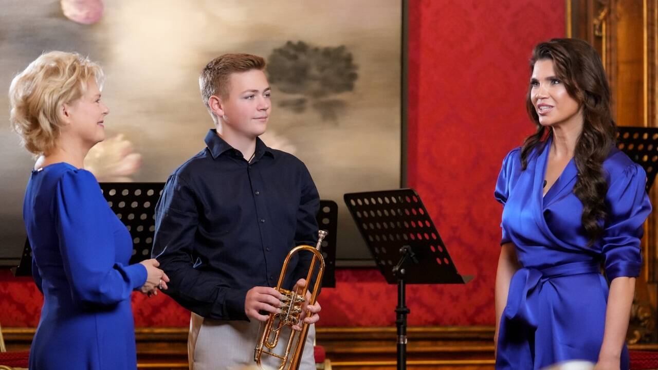 Ildikó Raimondi, Universitätsprofessorin für Sologesang an der Universität Mozarteum (links), und Moderatorin Leona König mit „Goldene Note“-Finalist Johannes Doppler aus Anif. 