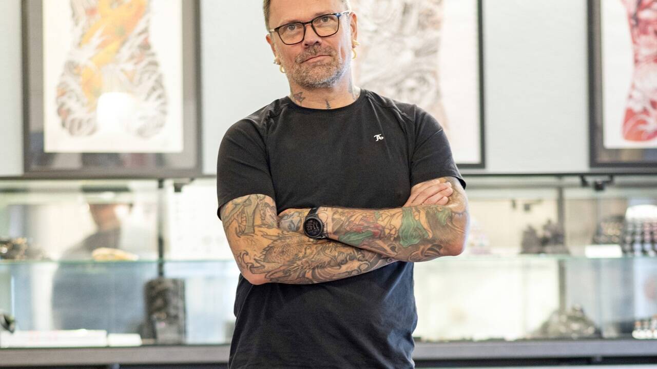 Bernhard „Leo“ Leopold bildet in seinem Studio angehende Tätowierer aus.  